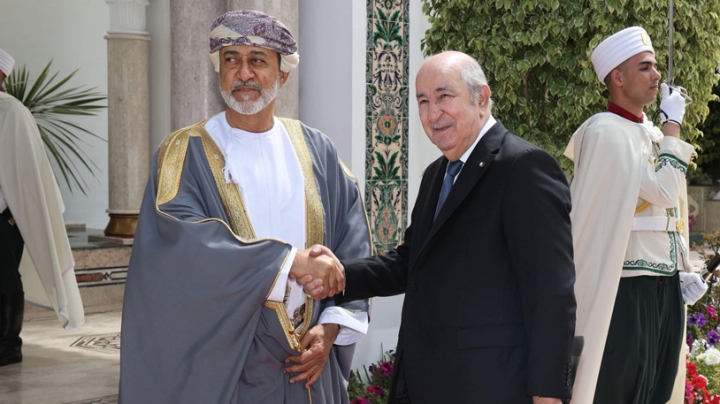 رئيس الجمهورية يتلقى تهاني سلطان عمان