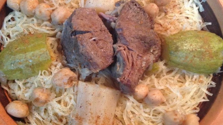 مأكولات شعبية وحلويات تقليدية في ليلة النصفية