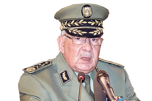 الفريق قايد صالح يحذر من غدر المجرمين وانتهازية أتباعهم