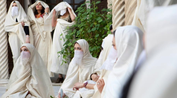 &quot;الحايك&quot;.. حضور إجباري لمباركة الزفاف