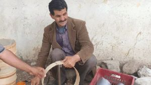 محمد بن عريوة حرفيّ في صناعة وتصليح الغربال