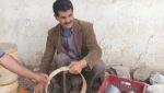 محمد بن عريوة حرفيّ في صناعة وتصليح الغربال