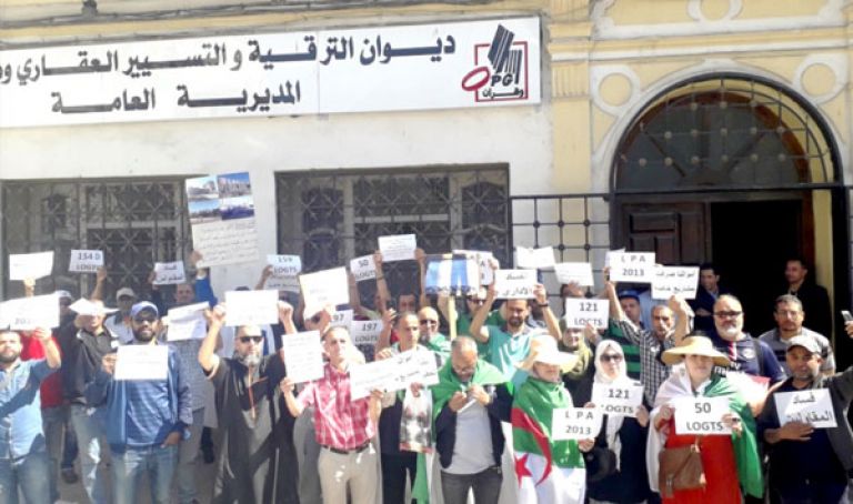 مكتتبو الترقوي المدعم بوهران يحتجون