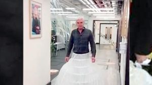 مذيع يرتدي تنورة لتحقيق التباعد