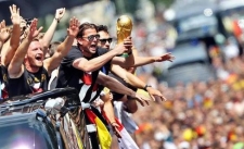تحطم جزء من كأس العالم خلال احتفالات ”المانشافت”