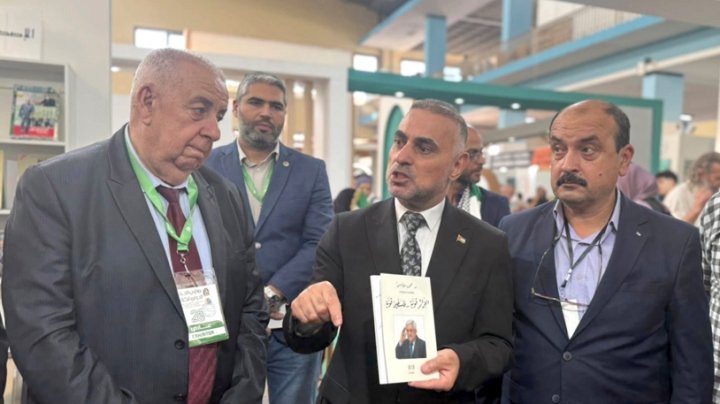 إهداء بالتوقيع لكتاب &quot;الجزائر قوية فلسطين قوية&quot;