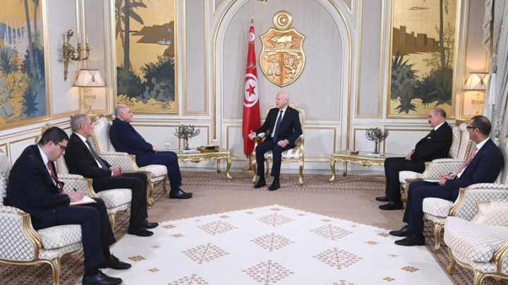 الجزائر وتونس حريصتان على استقرار فضاء انتمائهما