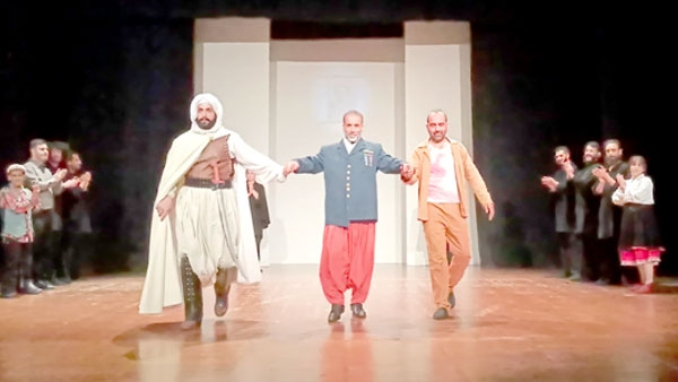 "132 سنة".. الكثير من الفيديو والقليل من المسرح