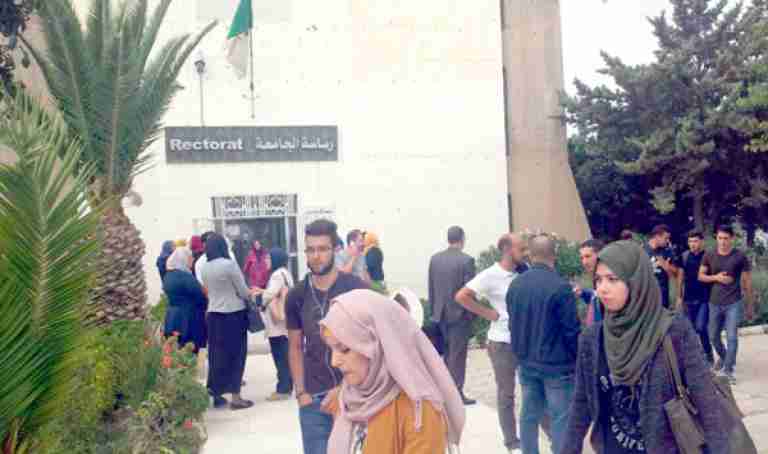 الأساتذة يحتجون على قوائم السكن الوظيفي