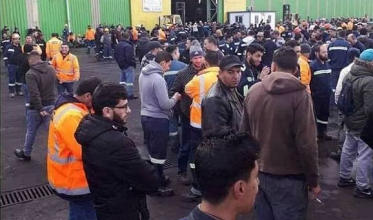 عمال "توسيالي" يعتصمون داخل المصنع