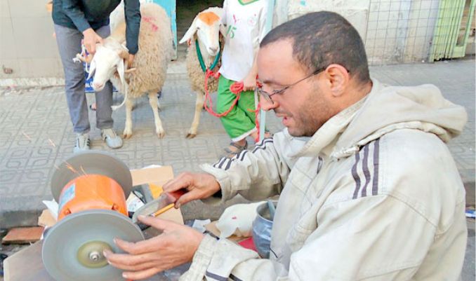 شاحذو السكاكين يغزون الأسواق الشعبية
