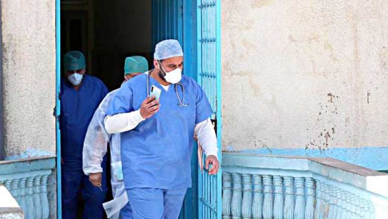 الأطقم الطبية منهكة.. فساعدوها بالانضباط والالتزام