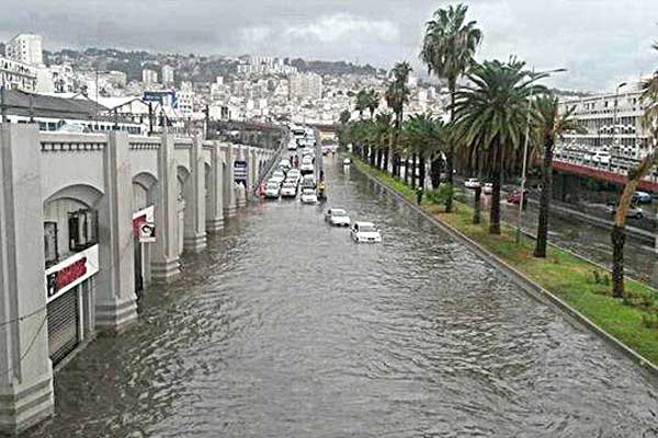 الأمطار تتسبب في قطع طرقات وتكشف المستور