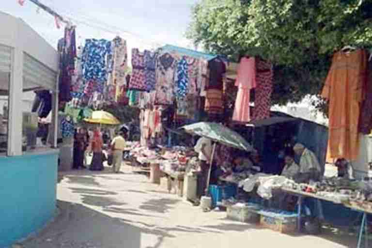 التجار يحتلون أرصفة المدينة