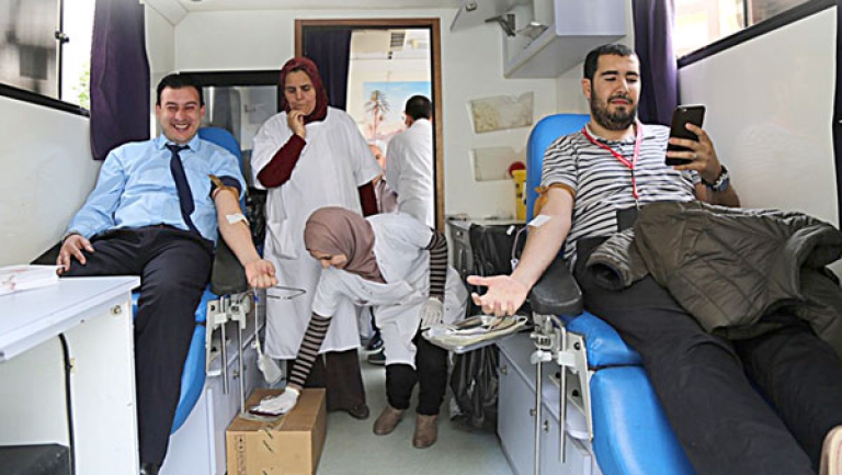 عمال "أوريدو" يتبرعون بالدم