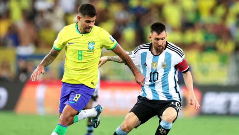 الأرجنتين تفوز على البرازيل في كلاسيكو دموي