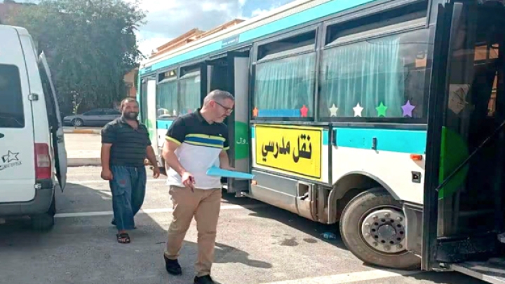توفير النقل المدرسي وتجهيز المدارس بمعدات جديدة