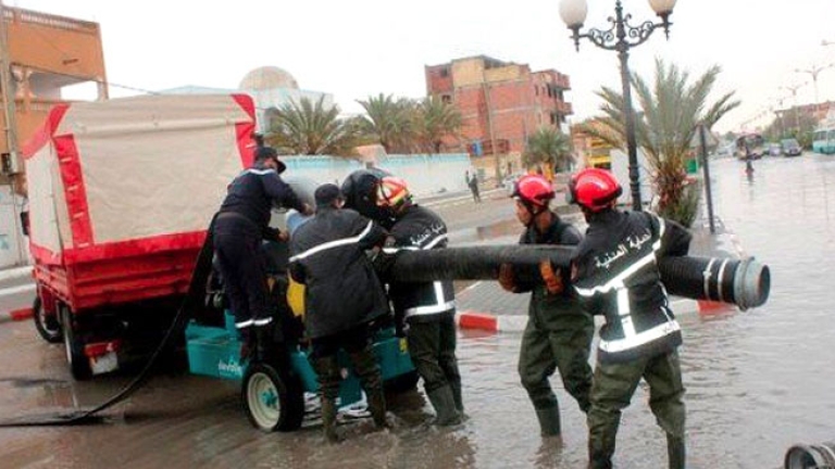 إنقاذ محاصرين و"تحرير" منازل ومرافق من مياه الأمطار