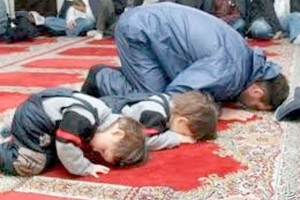 المطلوب تعليمة وزارية لمنع جلب الأطفال للمساجد في أوقات الصلاة