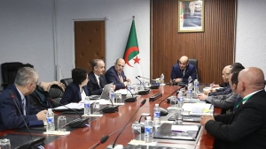 زهانة يدعو إلى مرافقة المتعاملين في النّقل البحري والجوي