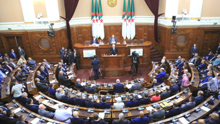 &quot;السيناتورات&quot; يطالبون بخفض رسوم جمركة السيارات