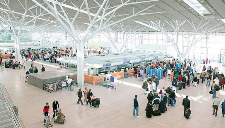 زوجان ينسيان طفلتهما بالمطار
