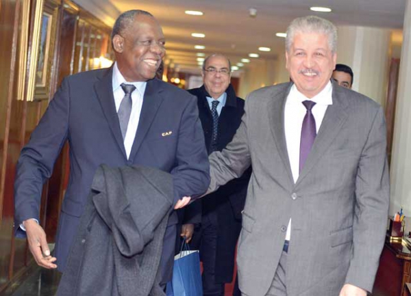 سلال يستقبل رئيس الاتحاد الإفريقي لكرة القدم 