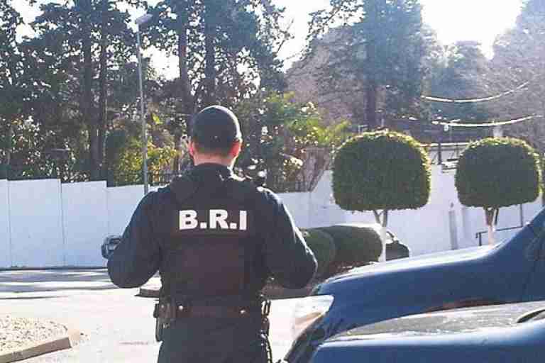 وفاة أحد موظفي الشرطة وجرح اثنين