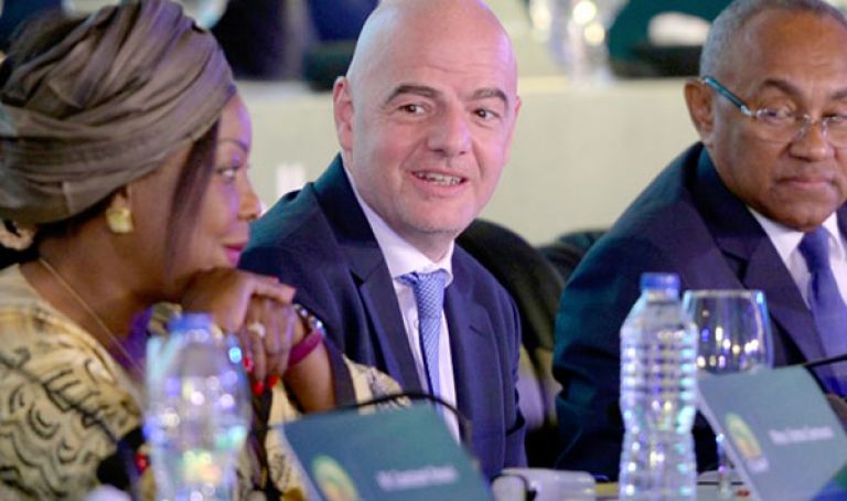 "الفيفا" ينهي الوصاية على "الكاف"