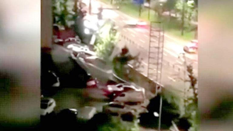 حفرة "جهنمية" تبتلع 21 سيارة في ثوان