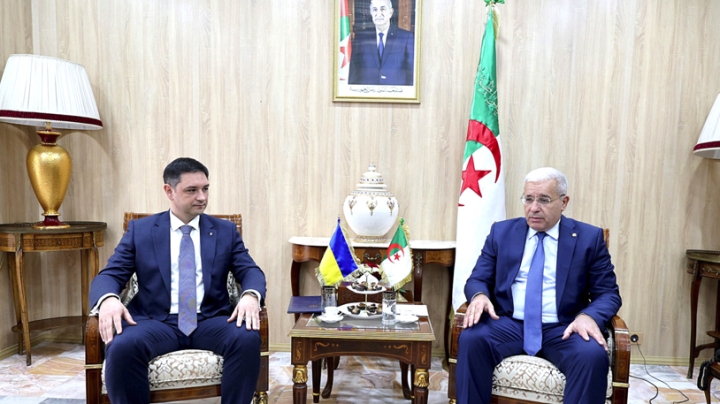 سفير أوكرانيا يعتبر الدبلوماسية الجزائرية مصدر فخر