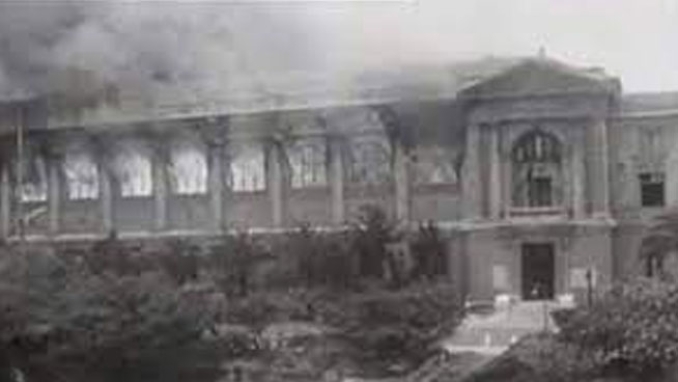 حرق مكتبة الجامعة المركزية &quot;جريمة دولة&quot;