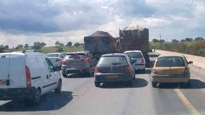شوارع مغلقة وأرصفة محجوزة وحلول مؤجلة