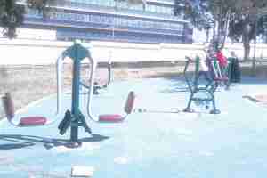 آلات لممارسة الرياضة بساحة عمومية في وهران