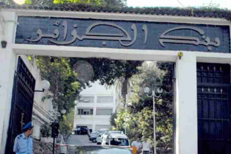 الدينار يتراجع أمام الدولار و الأورو