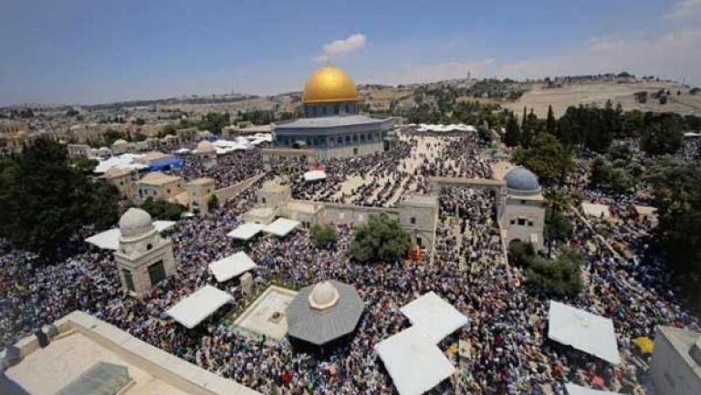 آلاف الفلسطينيين يؤدون صلاة الجمعة في المسجد الأقصى