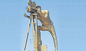 رعية إفريقي يحطم تمثال رينيه فوتييه بوهران