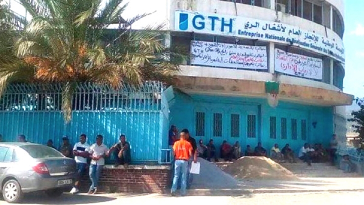 عمال مؤسسة تهيئة الري يطالبون الوزير الأول بالتدخل