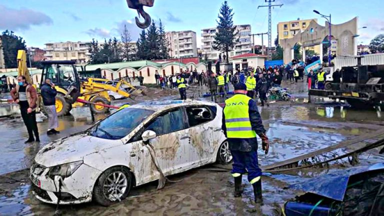 انهيار جزئي لجسر وادي القنطرة وجرف 18 مركبة