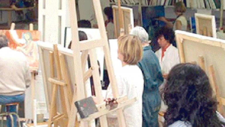 جمعيات تعليم الرسم تستقطب كبيرات السن