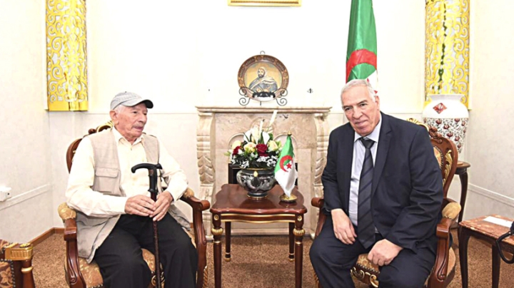 وزير المجاهدين يكرّم المجاهد الرائد عمر صخري