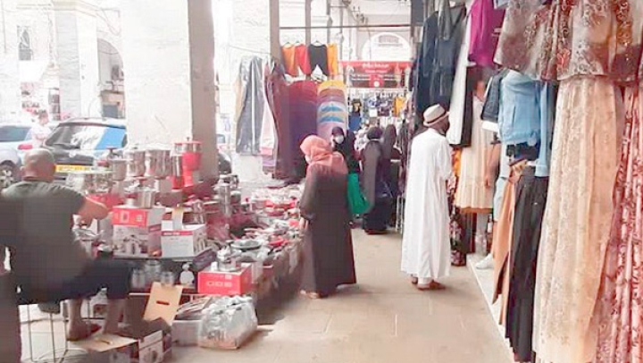 التجارة الفوضوية "تتجذّر" بقلب العاصمة والحل غائب