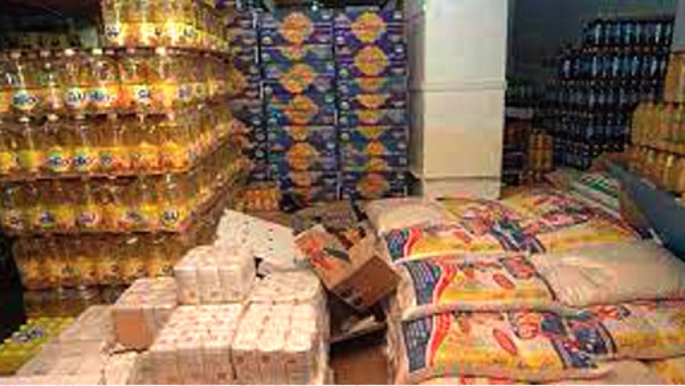 المواطن يزاحم التاجر في اقتناء لوازم رمضان بمحلات الجملة