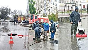 شوارع ومحلات تغرق في سيول الأمطار