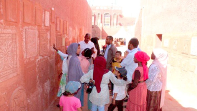 جوهرة في العمارة الطينية بالواحة الحمراء