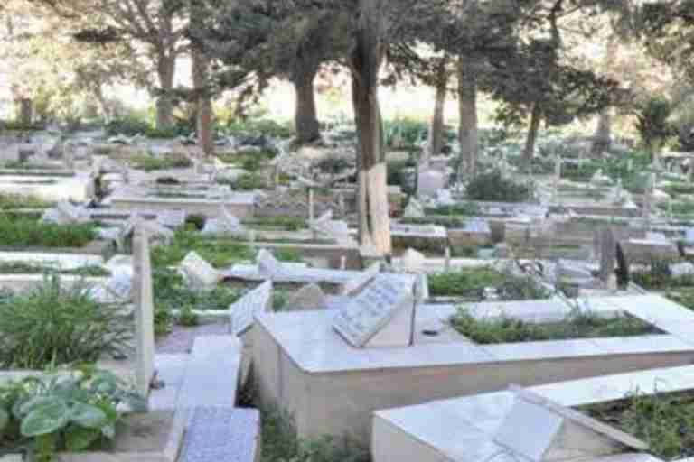 مقبرة زرالدة تضيق بموتاها