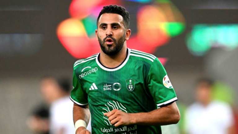 محرز يمر بوقت عصيب في الأهلي ويتعرض لهجوم الأنصار
