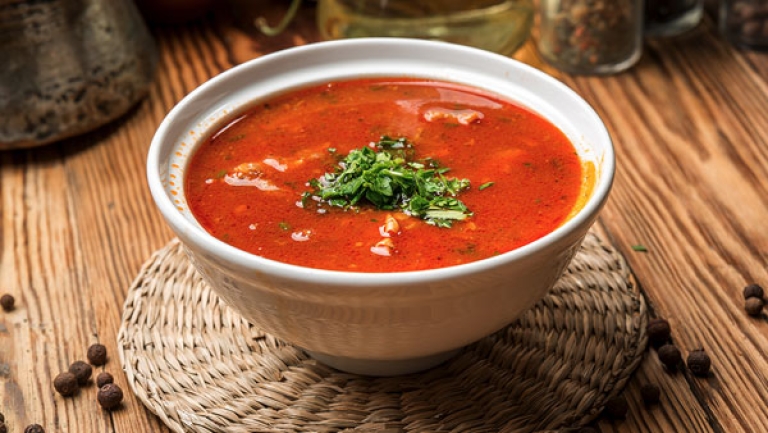 "شوربة المقطفة" و"شباح السفرة" زينة موائد رمضان