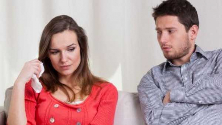 بين الرضوخ لاستغلال الزوج أو الطلاق