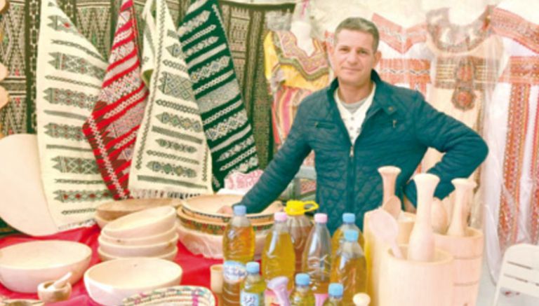 صناعة &quot;القصعة&quot; حرفة قديمة توارثتها الأجيال